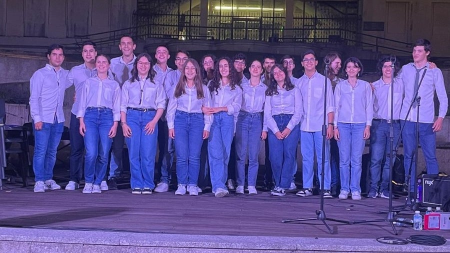 Fotografia de grupo dos membros dos Artischtas nas Festas da Cidade de Paredes